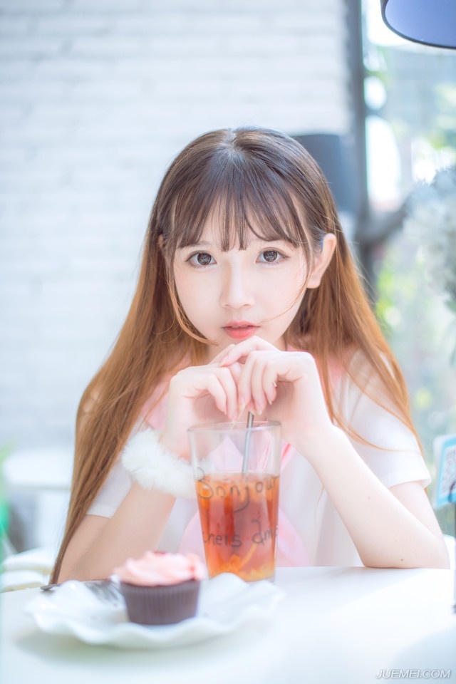 船队开始后退，但也仅限于这陈到四周围的十几条船，更远些的地方，荆州的水军已经跟江东水军混成了一片，根本没有办法脱离战斗，而陈到如今，也已经没有余力再出手相救，手中的弓弦没有一刻停止过颤动，至少有三十名江东将士被他以弓箭射杀，但这样高强度的拉弓，哪怕是陈到，双臂此刻也已经开始发酸，但他不能停，一旦停下来，那些江东水师就会如同恶虎一般扑上来，将他们吞的连渣都不剩。